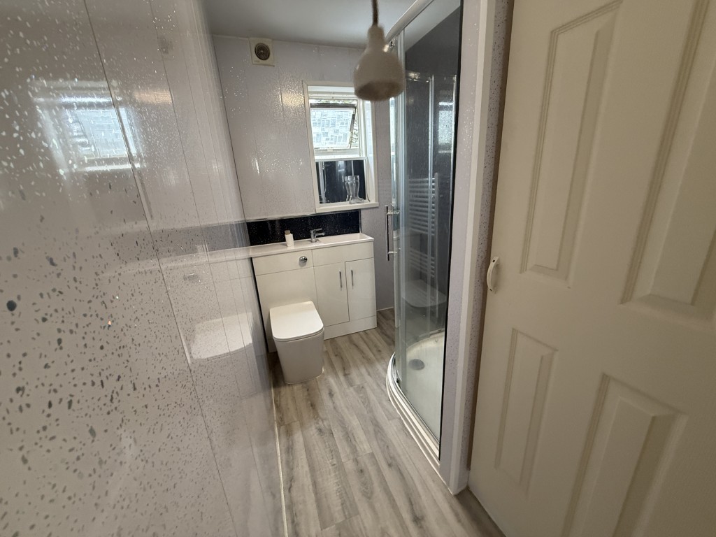 Lot: 5 - VACANT MIXED USE FOUR STOREY PROPERTY WITH FURTHER POTENTIAL - Flat- Second floor shower room